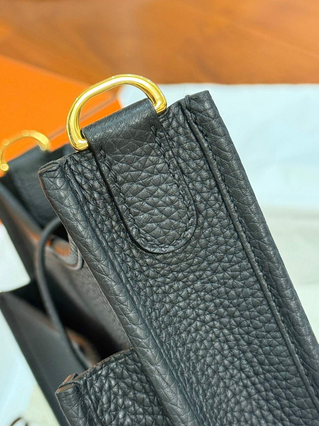 Evelyne 23 TC皮斜背包黑色_4