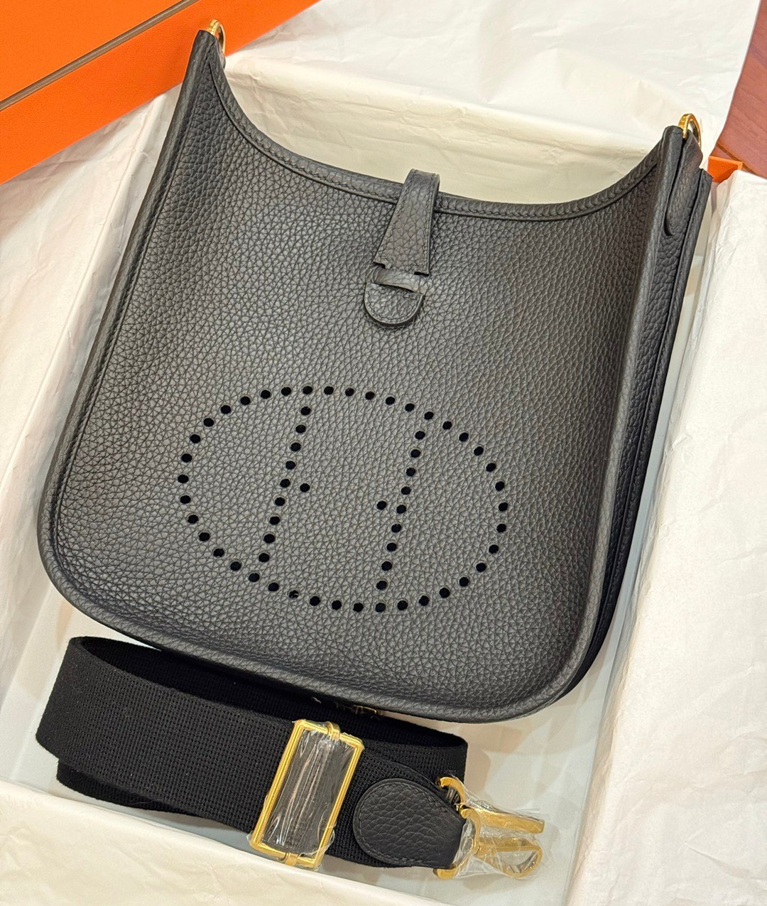 Evelyne 23 TC皮斜背包黑色