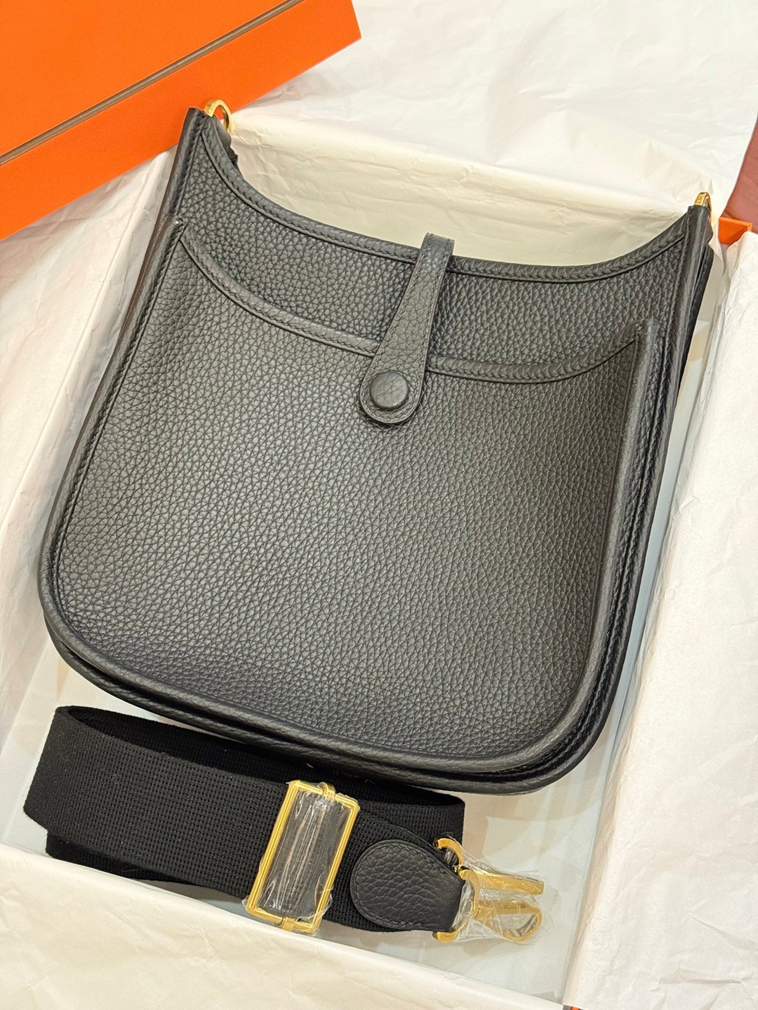 Evelyne 23 TC皮斜背包黑色_2