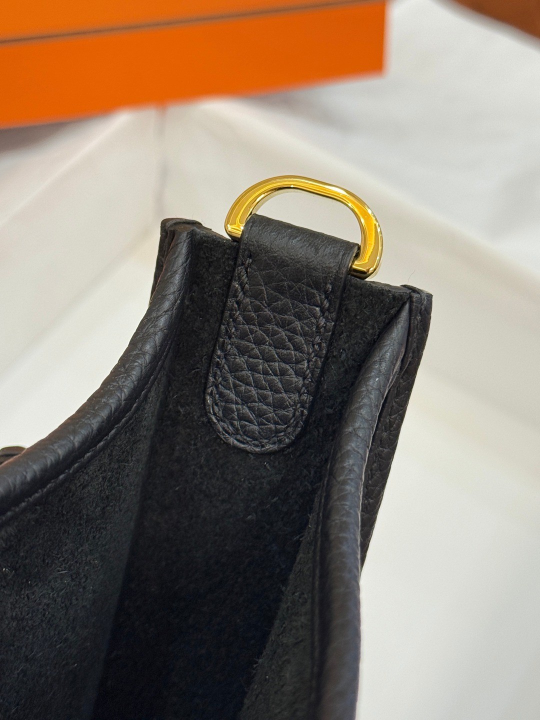 Evelyne 23 TC皮斜背包黑色_7