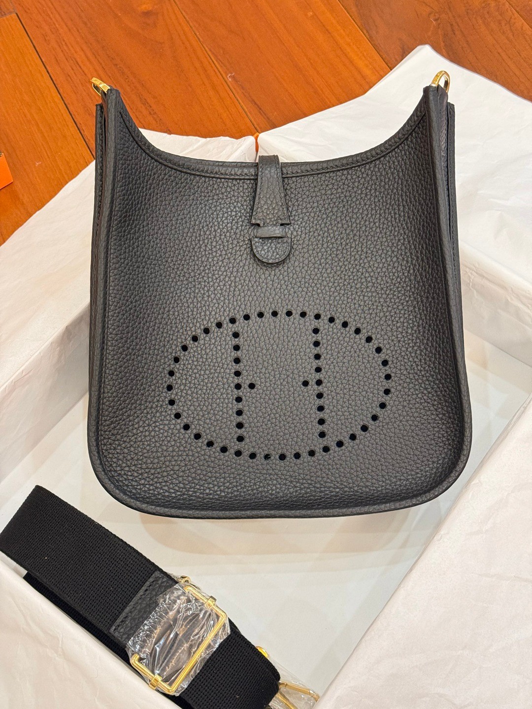 Evelyne 23 TC皮斜背包黑色_9