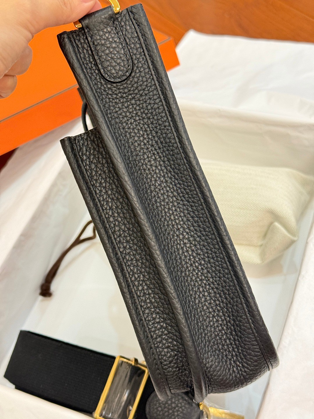 Evelyne 23 TC皮斜背包黑色_10