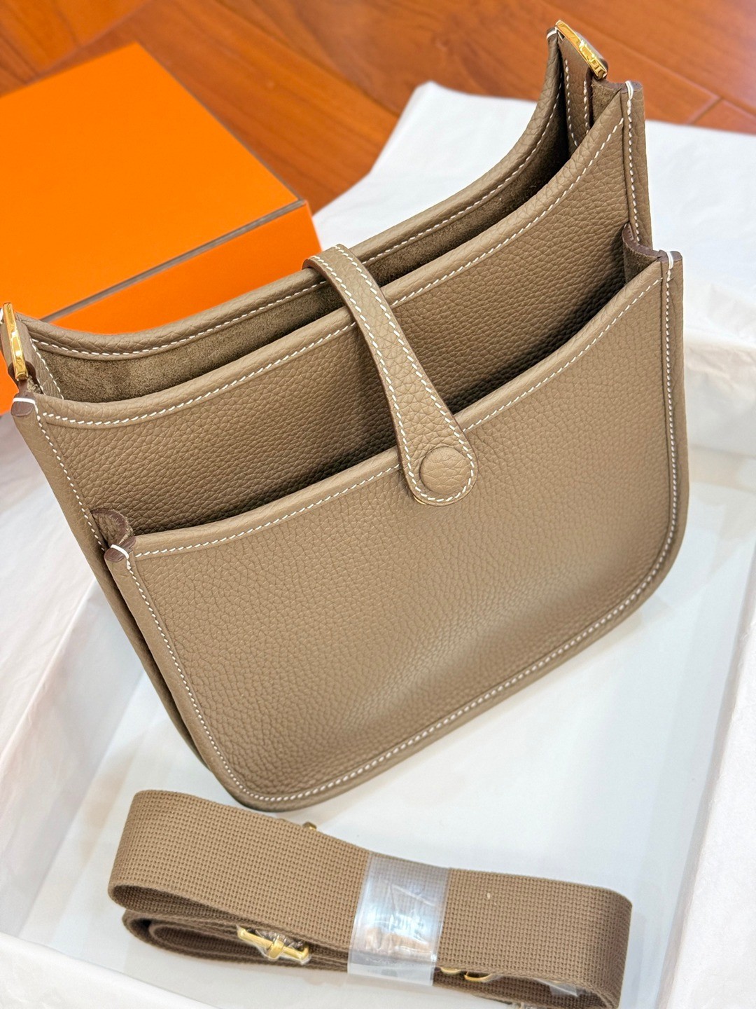 Evelyne 23 TC皮斜背包大象灰_7