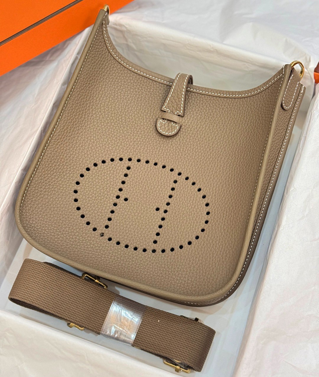 Evelyne 23 TC皮斜背包大象灰