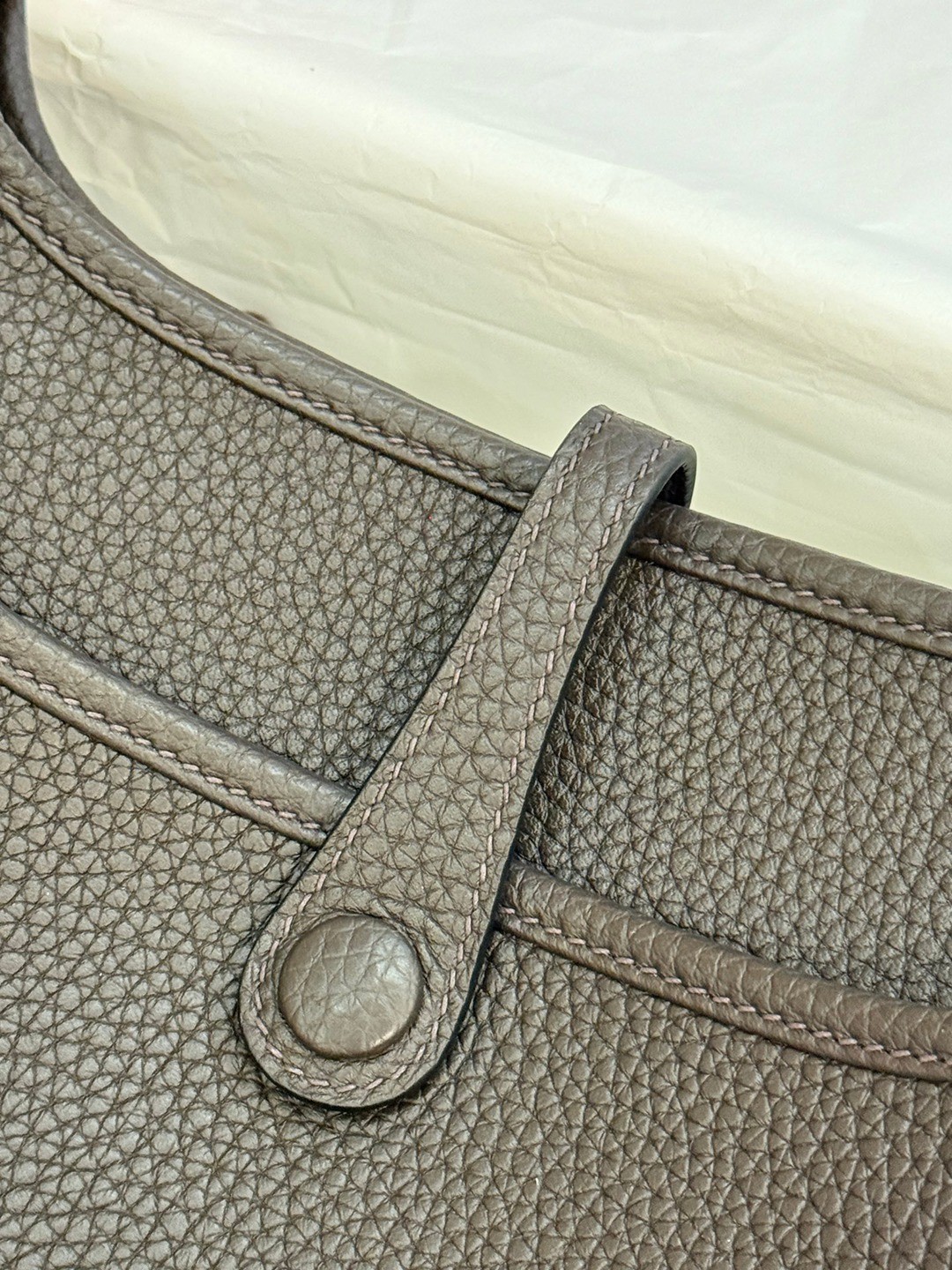 Evelyne 23 TC皮斜背包烏木色_4