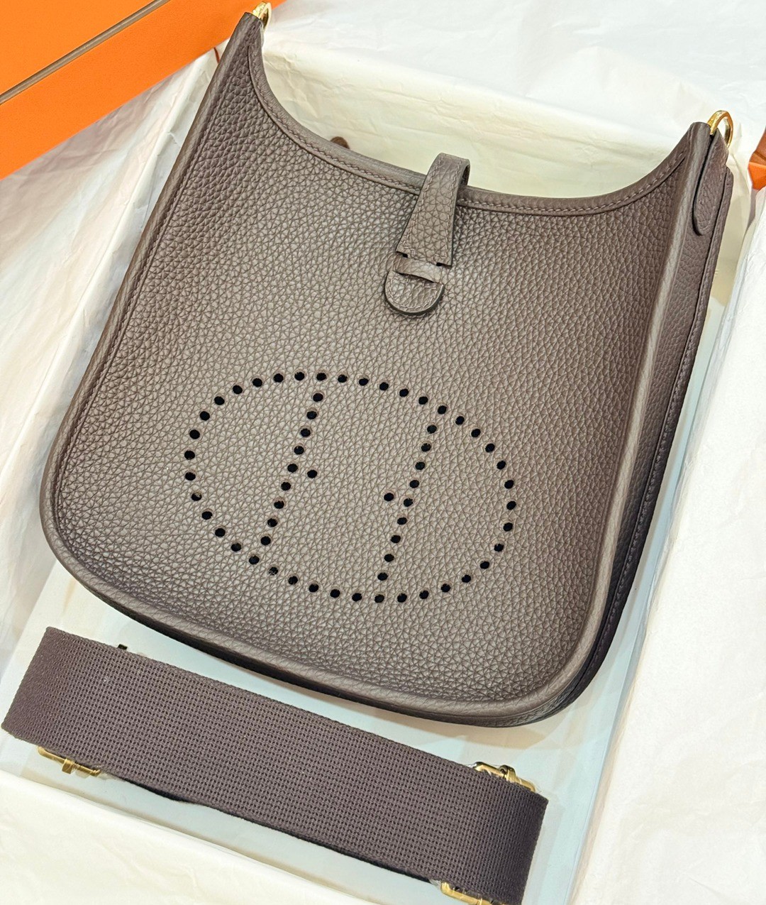 Evelyne 23 TC皮斜背包烏木色