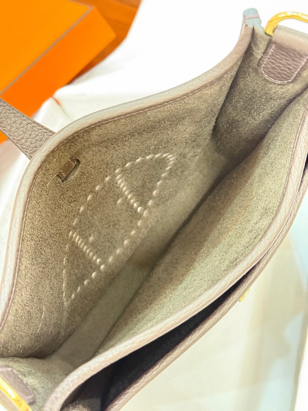 Evelyne 23 TC皮斜背包烏木色_6