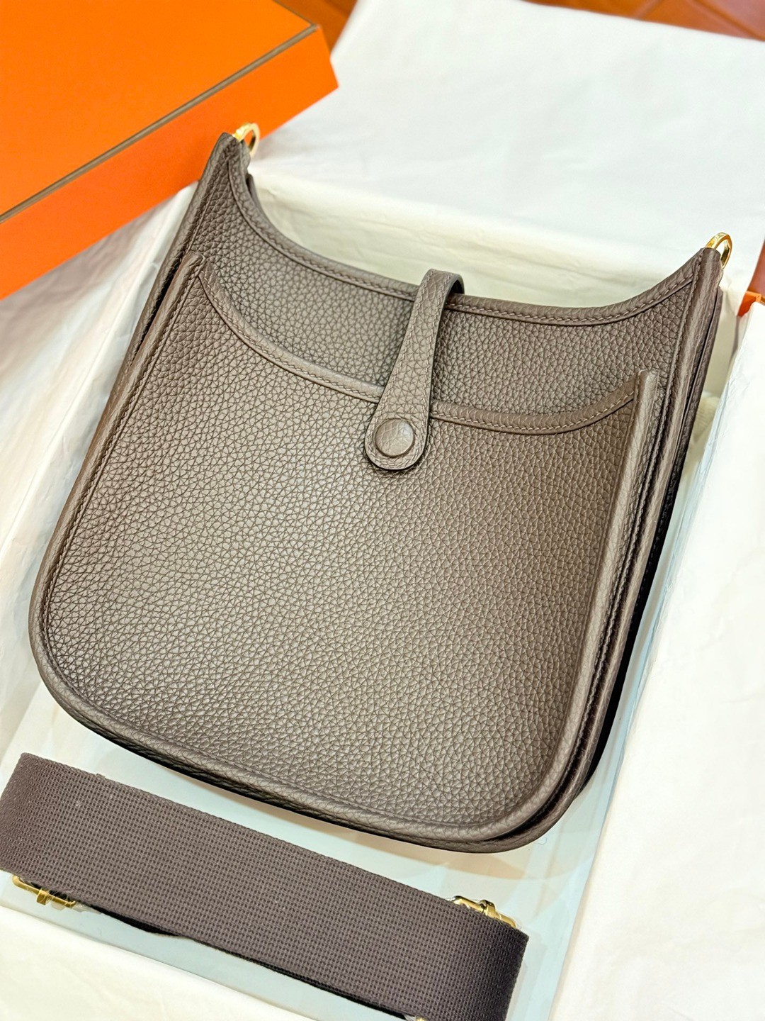 Evelyne 23 TC皮斜背包烏木色_3