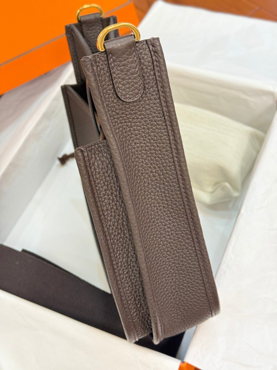 Evelyne 23 TC皮斜背包烏木色_5