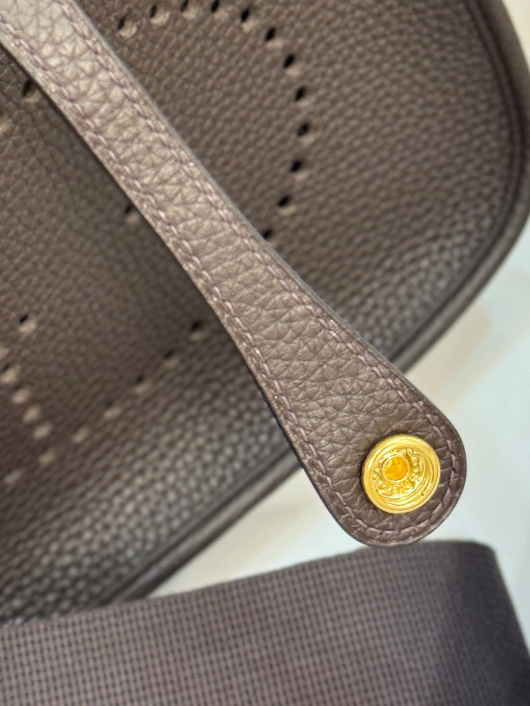 Evelyne 23 TC皮斜背包烏木色_7