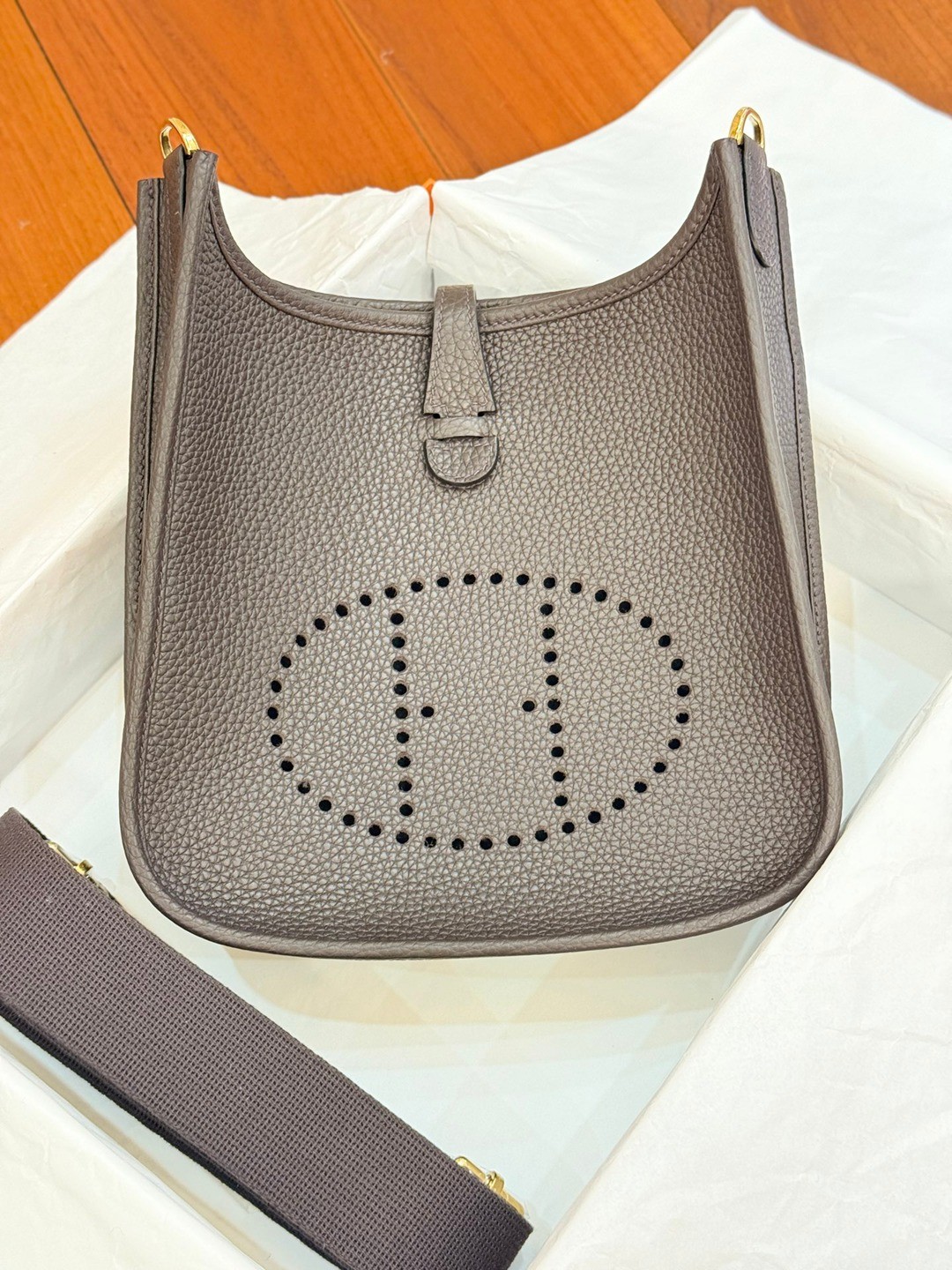 Evelyne 23 TC皮斜背包烏木色_8