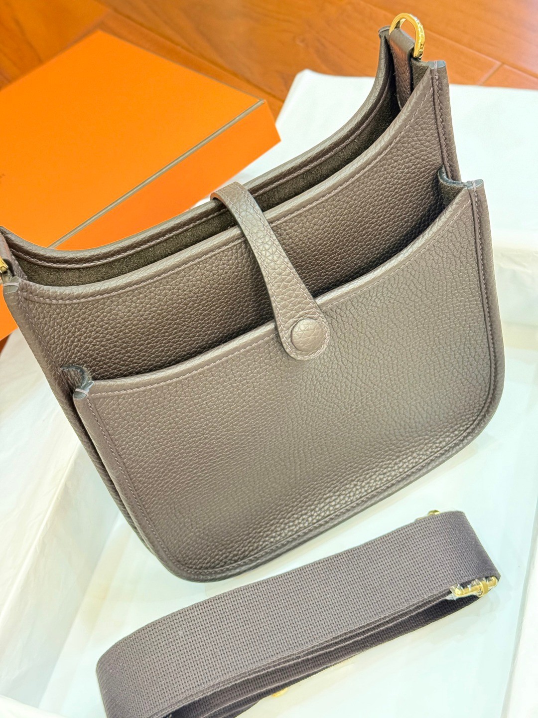 Evelyne 23 TC皮斜背包烏木色_9