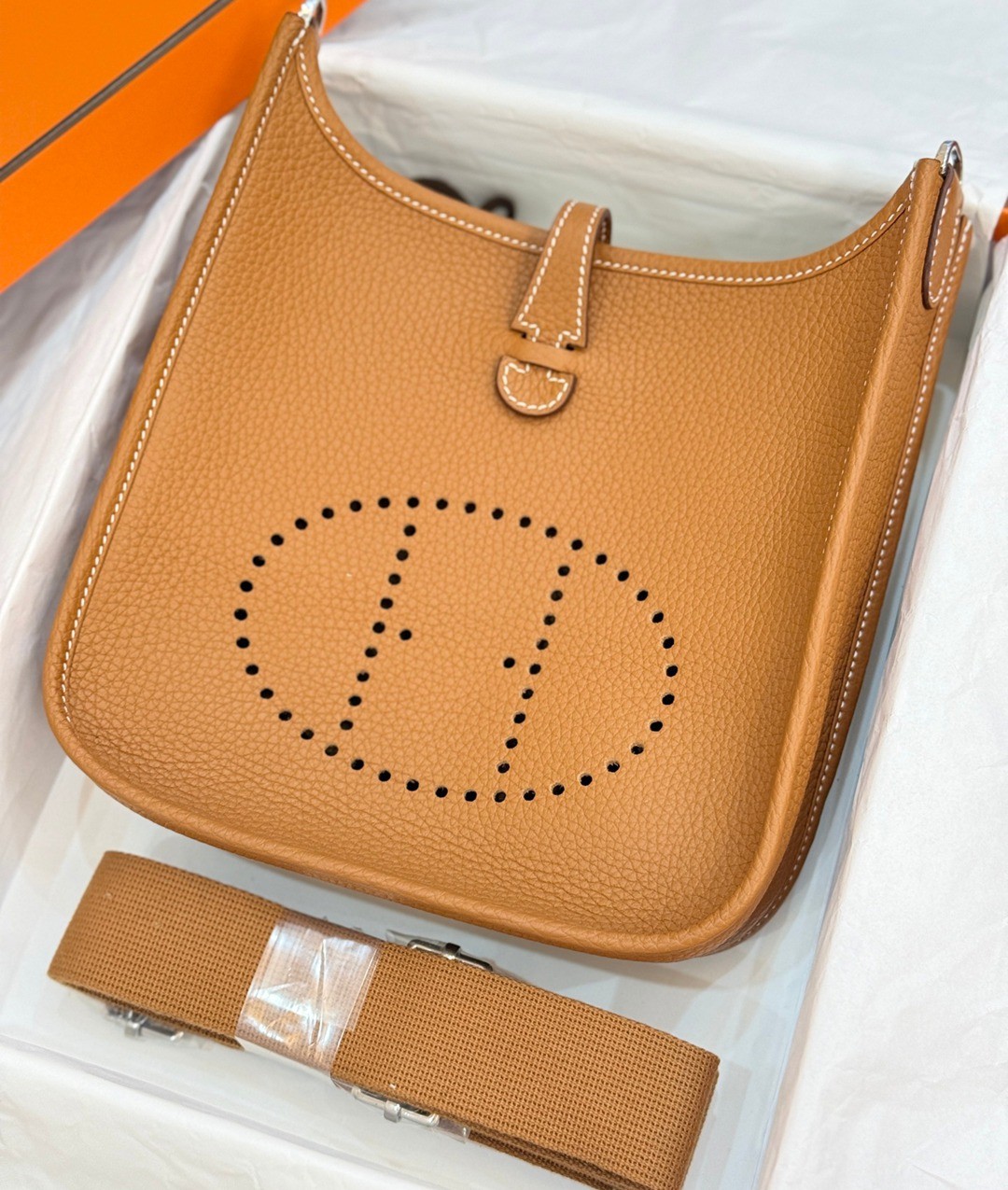 Evelyne 23 TC皮斜背包金棕色