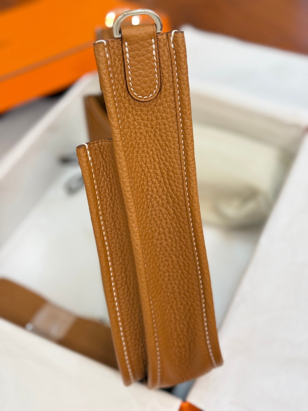 Evelyne 23 TC皮斜背包金棕色_4