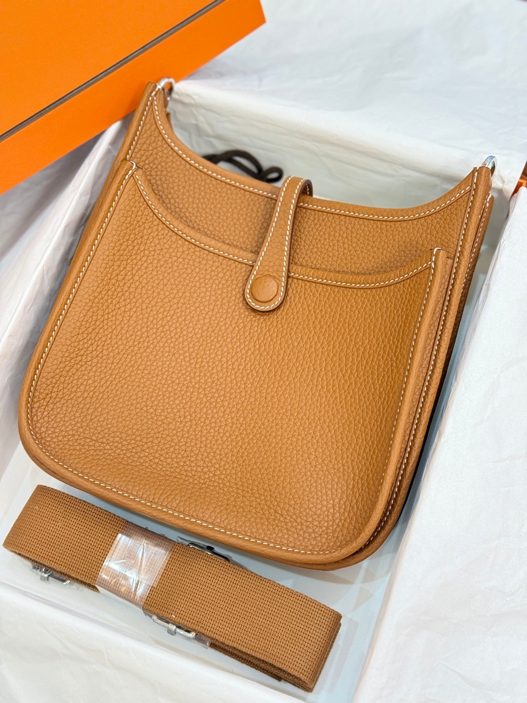 Evelyne 23 TC皮斜背包金棕色_2