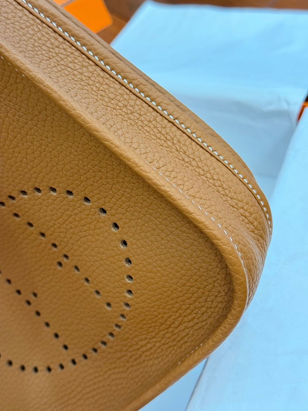 Evelyne 23 TC皮斜背包金棕色_8