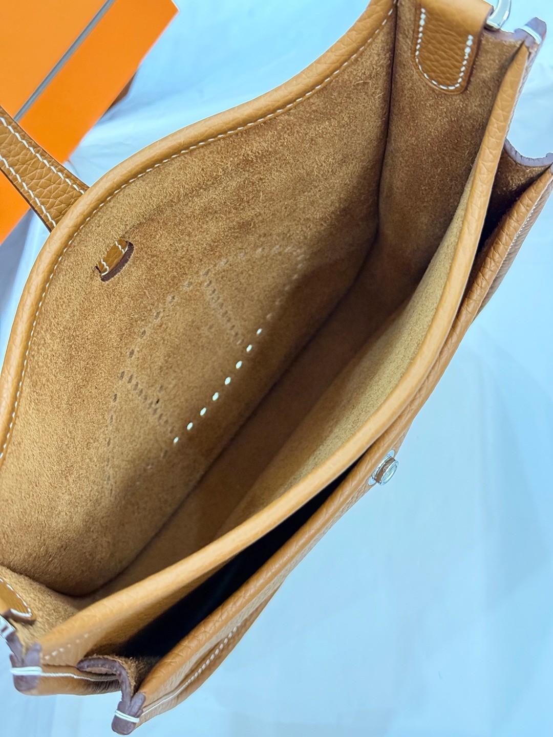 Evelyne 23 TC皮斜背包金棕色_6