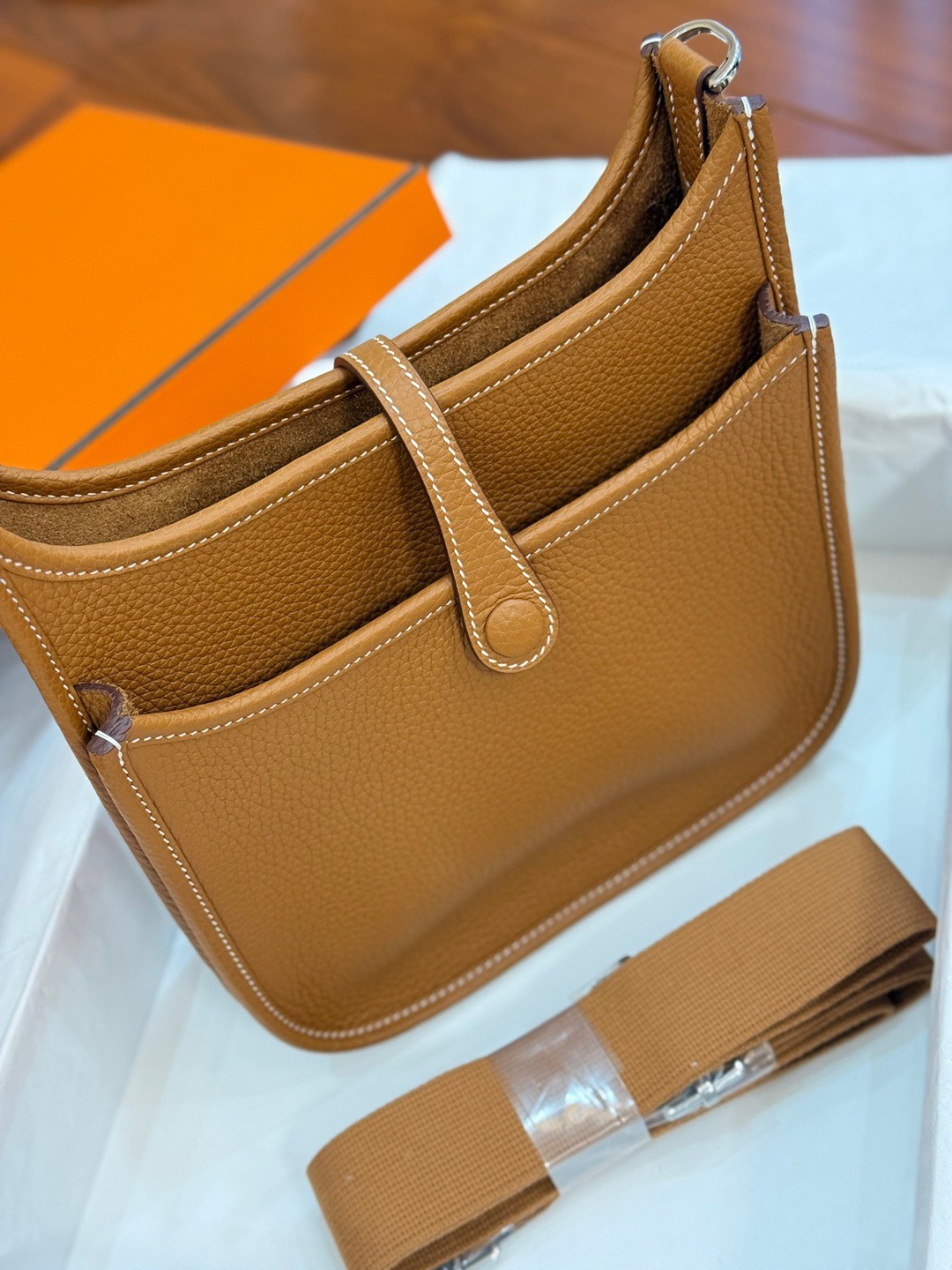 Evelyne 23 TC皮斜背包金棕色_5