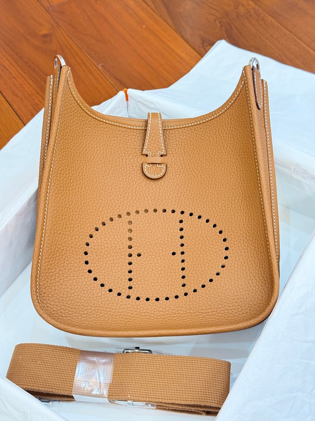 Evelyne 23 TC皮斜背包金棕色_9