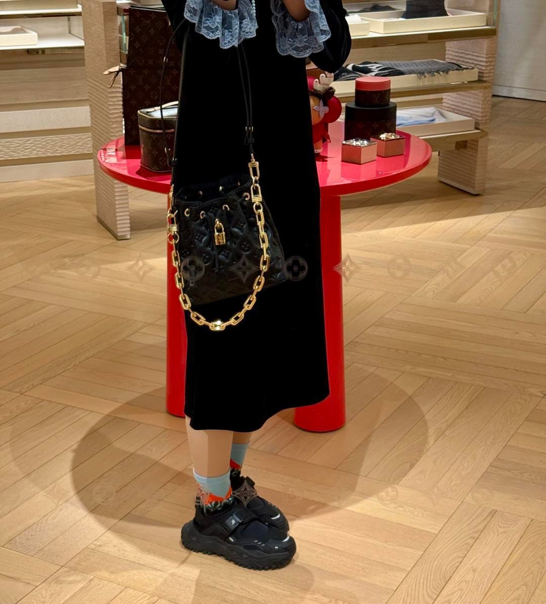 M26216 Coussin Bucket鏈帶水桶包黑_15