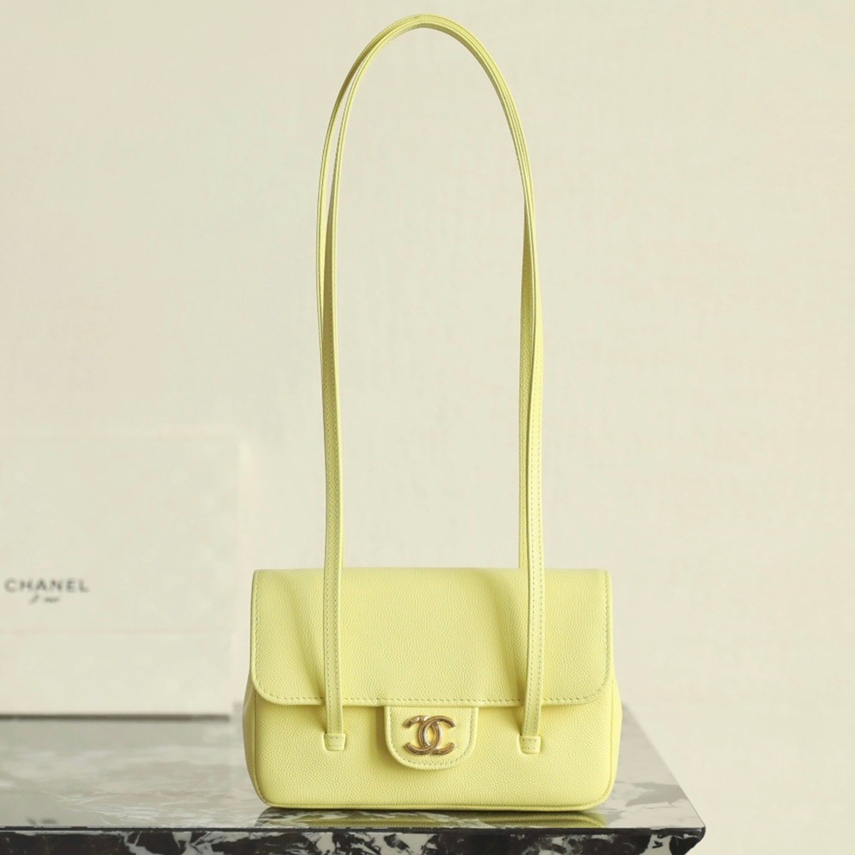 26P皮肩帶Mini手拿包小雞黃