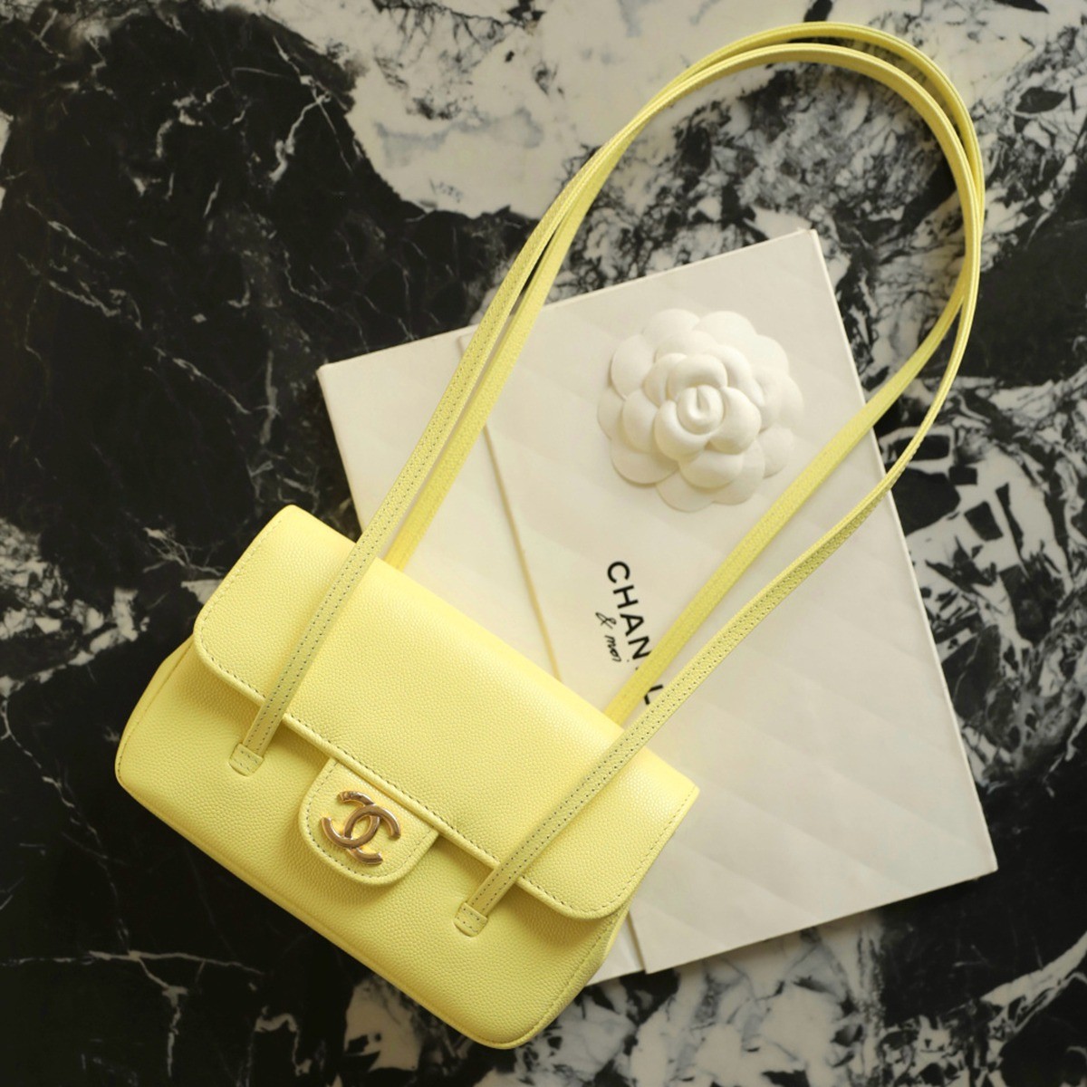 26P皮肩帶Mini手拿包小雞黃_3