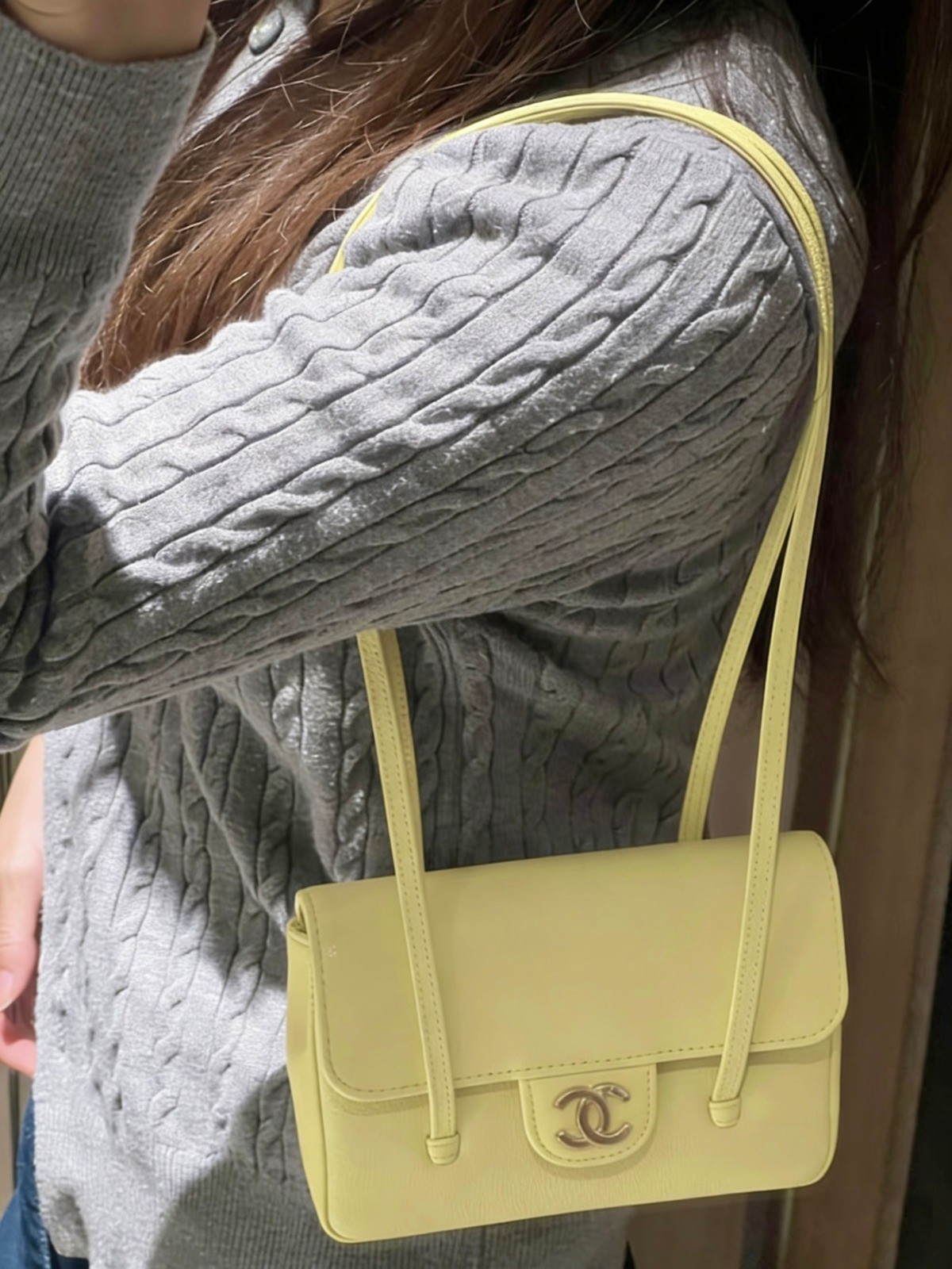 26P皮肩帶Mini手拿包小雞黃_5