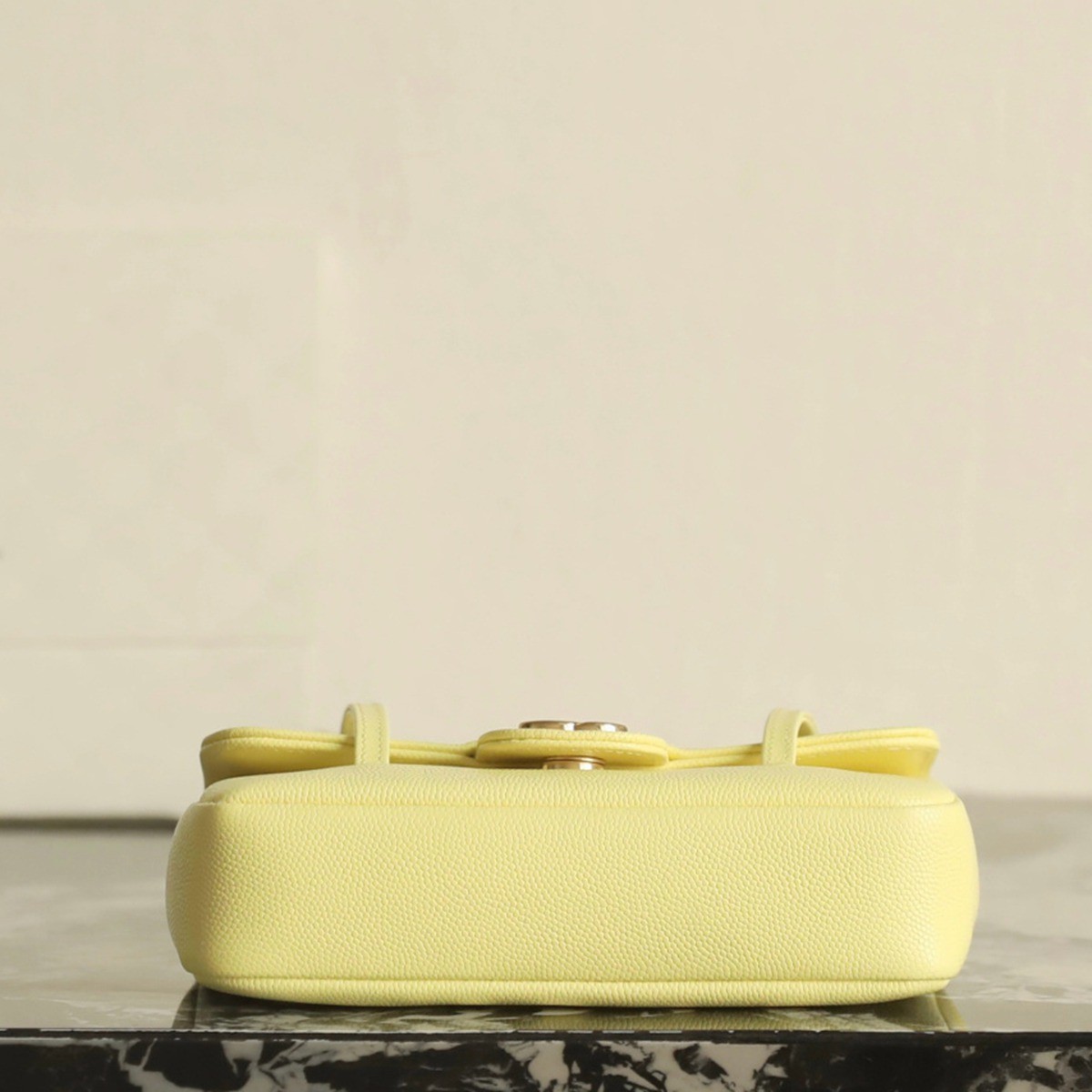 26P皮肩帶Mini手拿包小雞黃_10