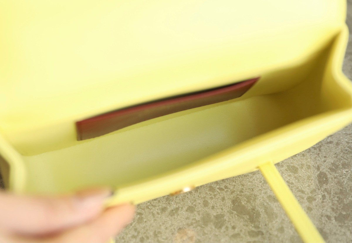 26P皮肩帶Mini手拿包小雞黃_9