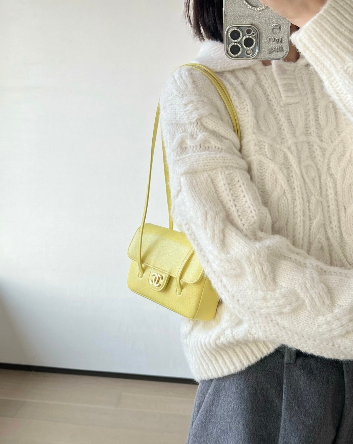 26P皮肩帶Mini手拿包小雞黃_8