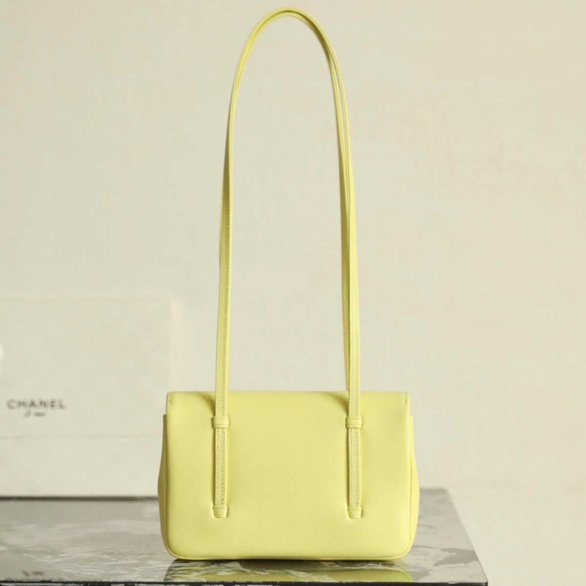 26P皮肩帶Mini手拿包小雞黃_12