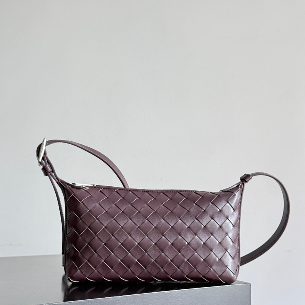 844018手機斜挎包深巴羅紅_8