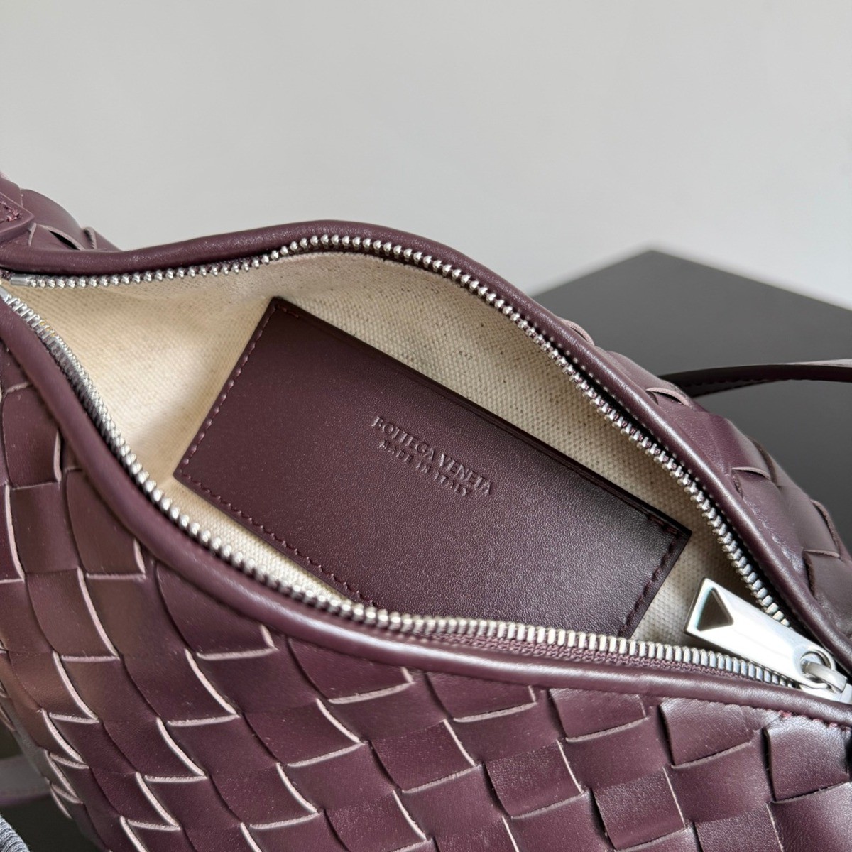 844018手機斜挎包深巴羅紅_3