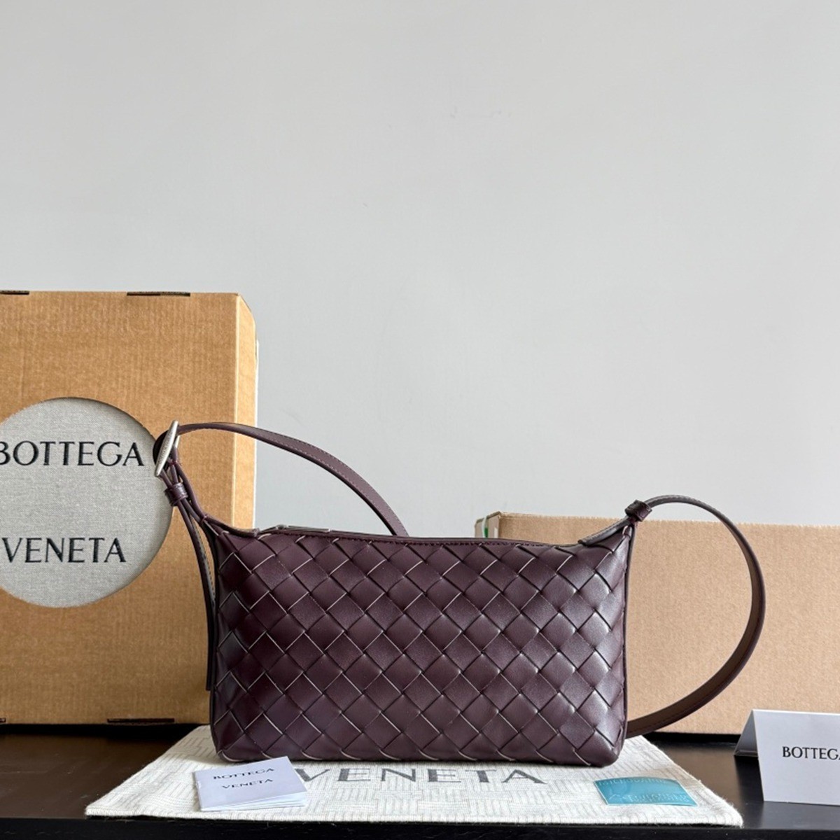 844018手機斜挎包深巴羅紅