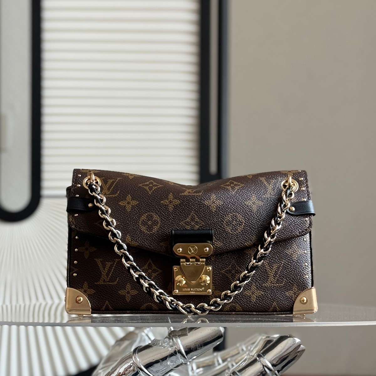 M27266 Trunkie East West鏈條郵差包