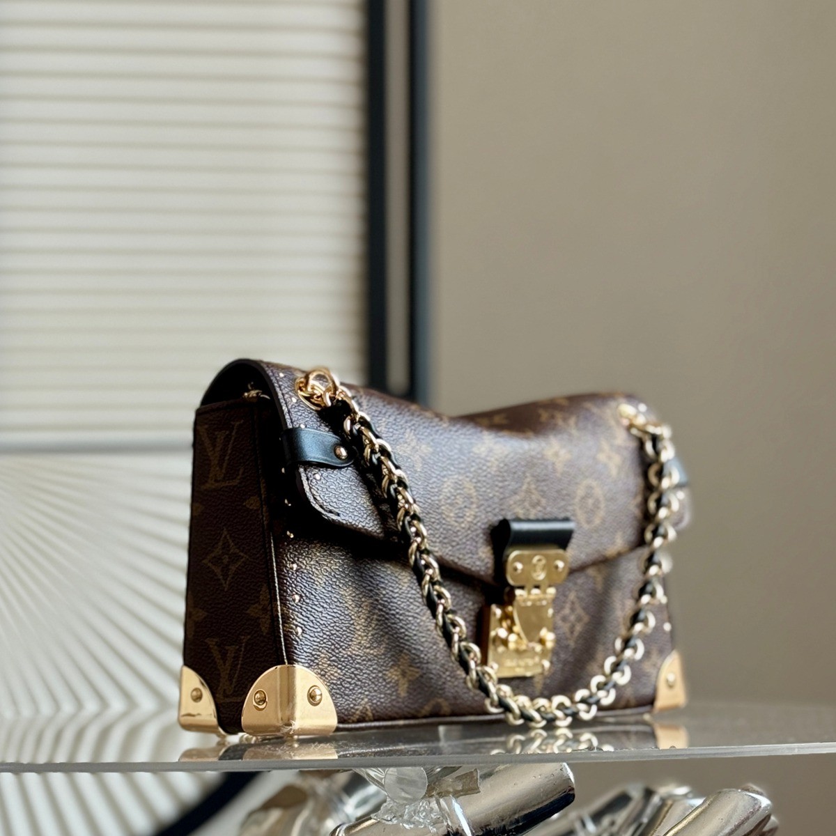 M27266 Trunkie East West鏈條郵差包_3