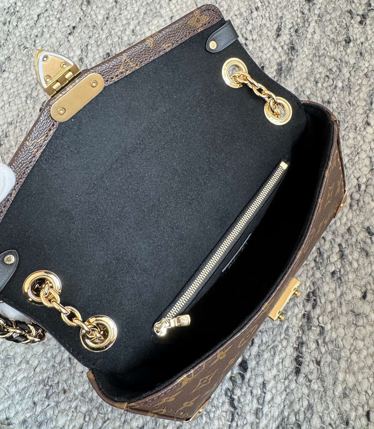 M27266 Trunkie East West鏈條郵差包_6