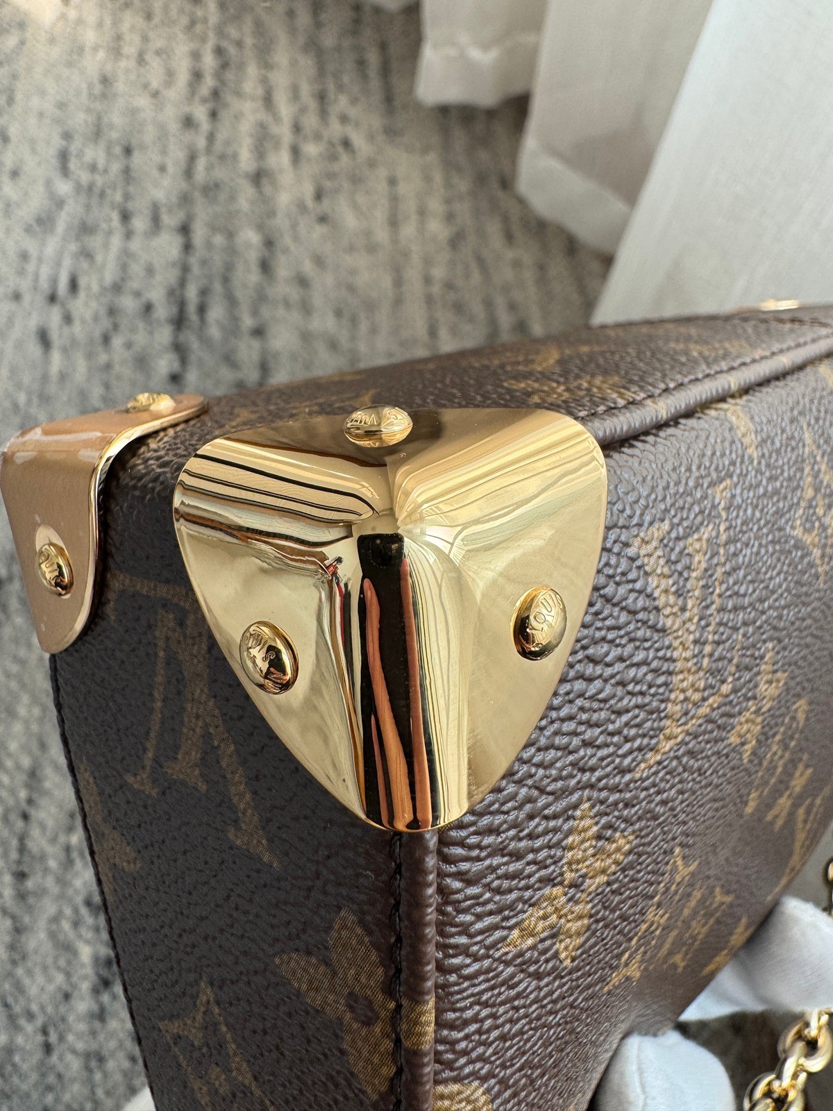 M27266 Trunkie East West鏈條郵差包_10