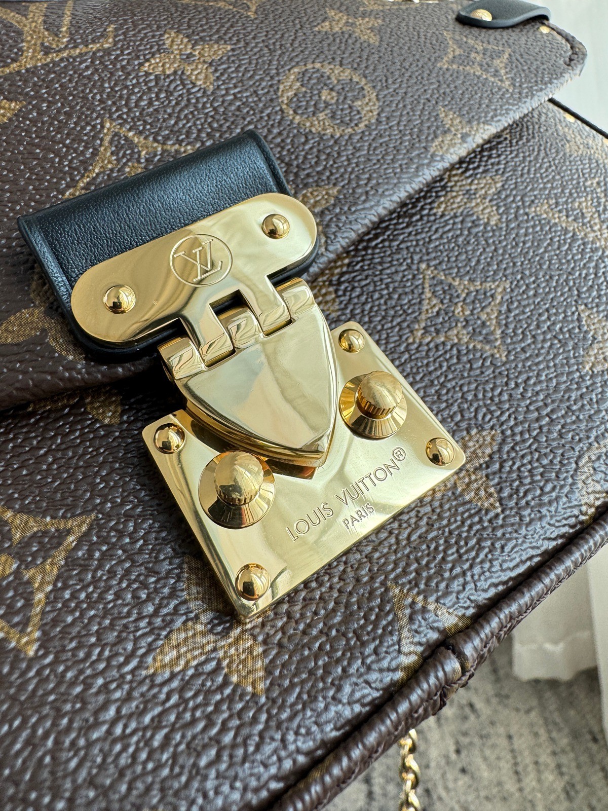 M27266 Trunkie East West鏈條郵差包_11