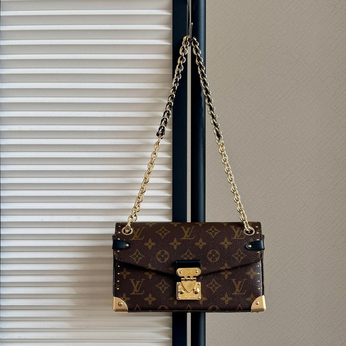 M27266 Trunkie East West鏈條郵差包_13