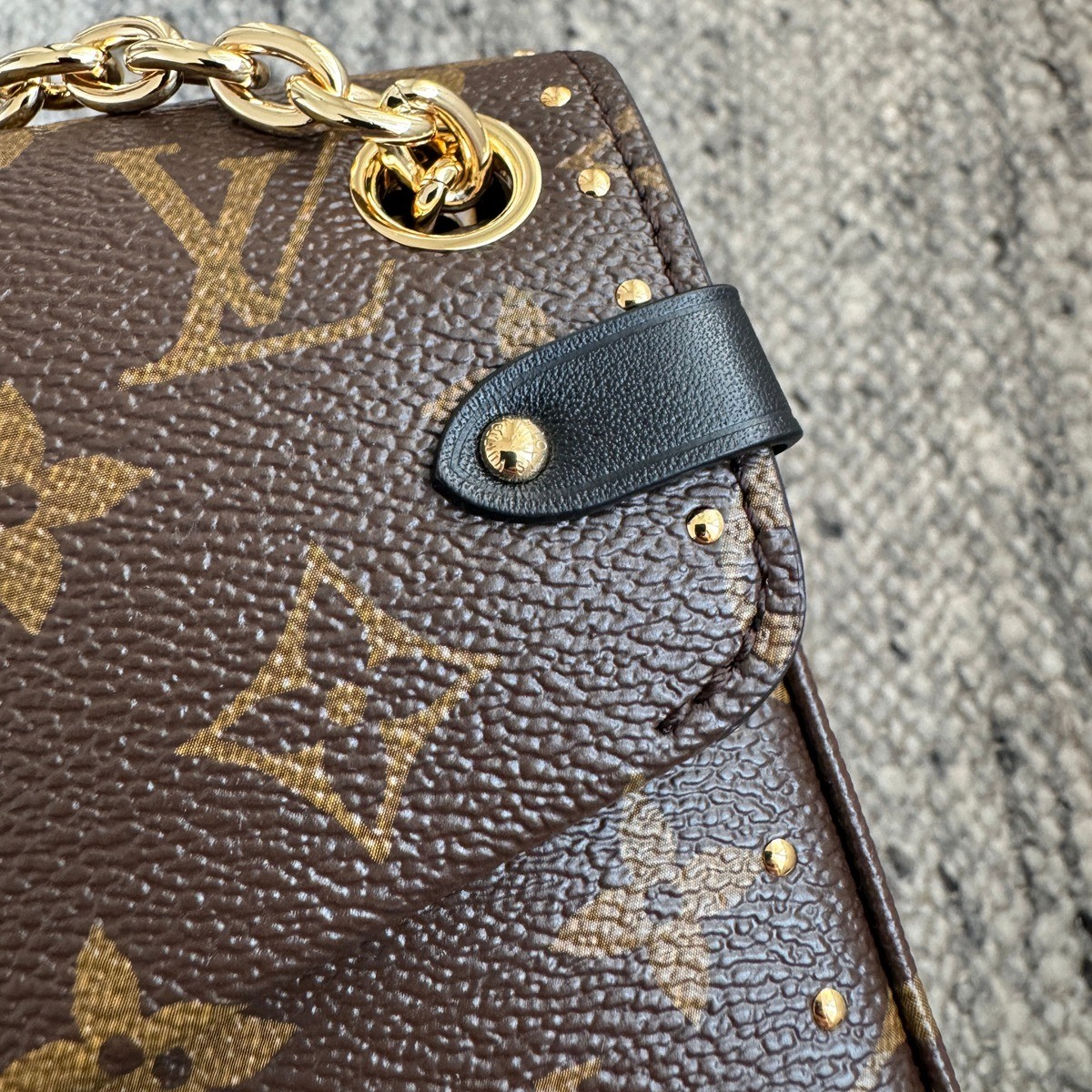 M27266 Trunkie East West鏈條郵差包_14