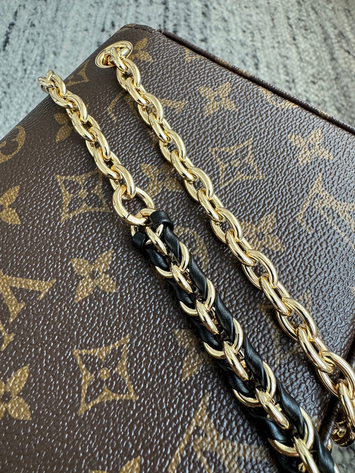 M27266 Trunkie East West鏈條郵差包_15