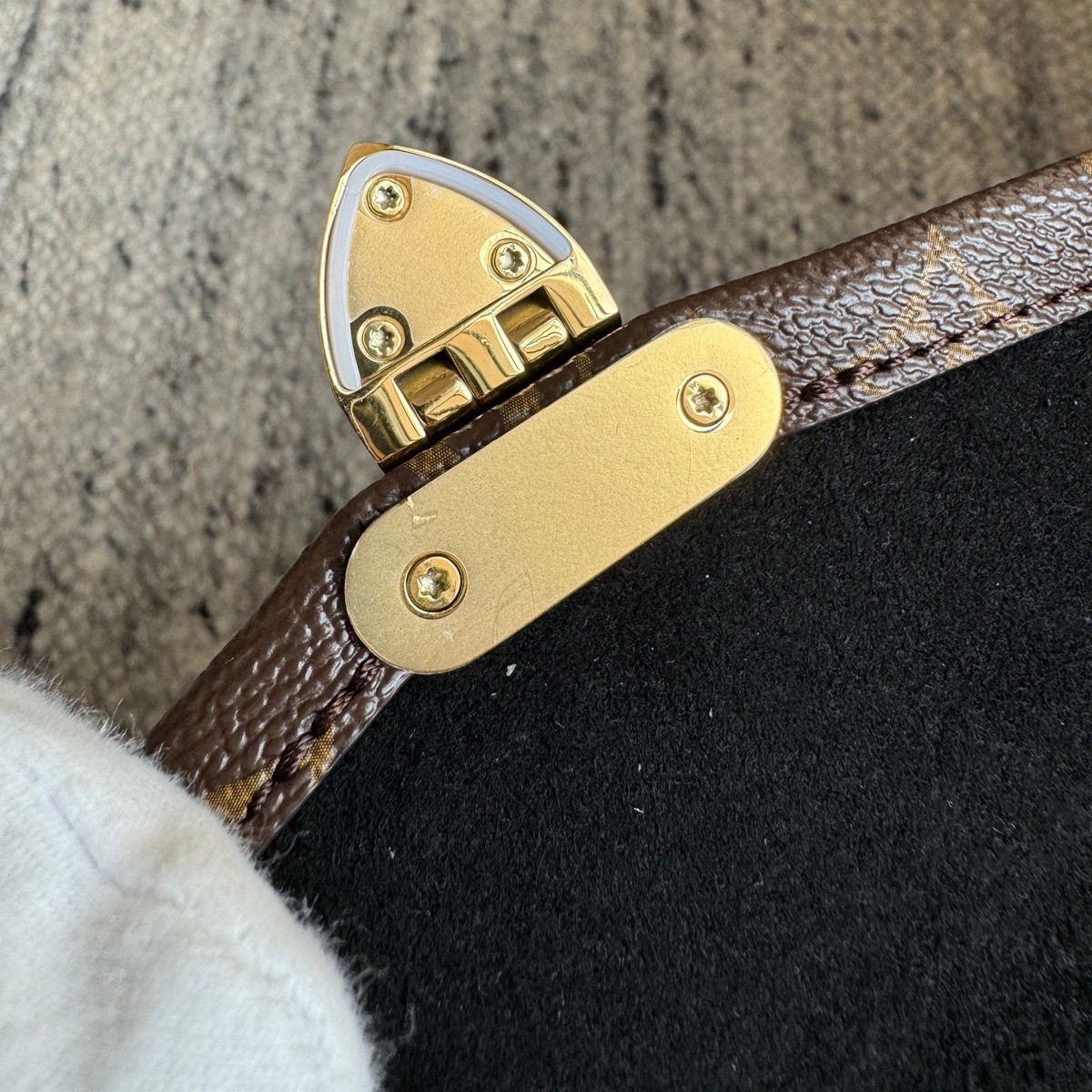 M27266 Trunkie East West鏈條郵差包_16