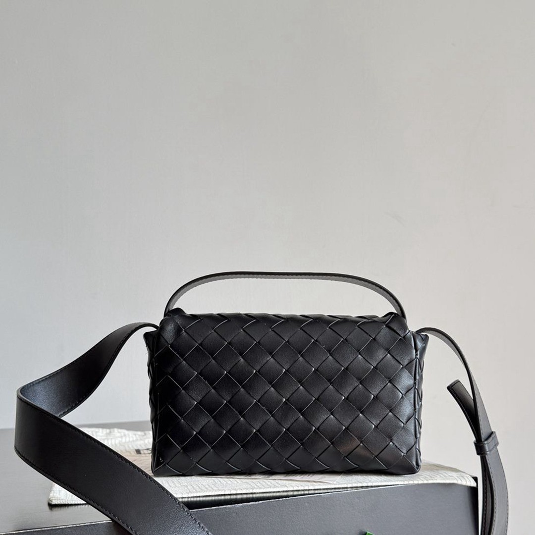 26早春新款857931 Intrecciato Mini Bag黑色_5