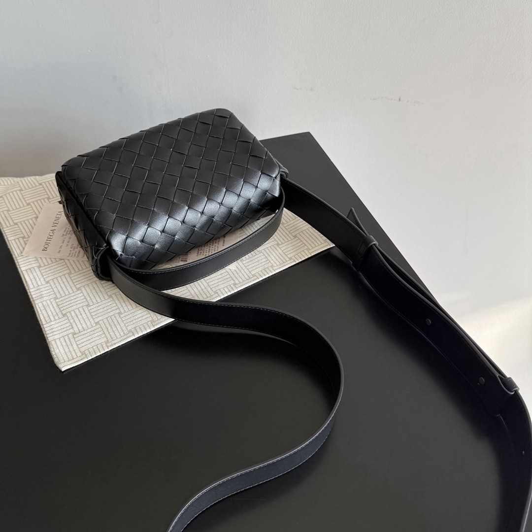26早春新款857931 Intrecciato Mini Bag黑色_7