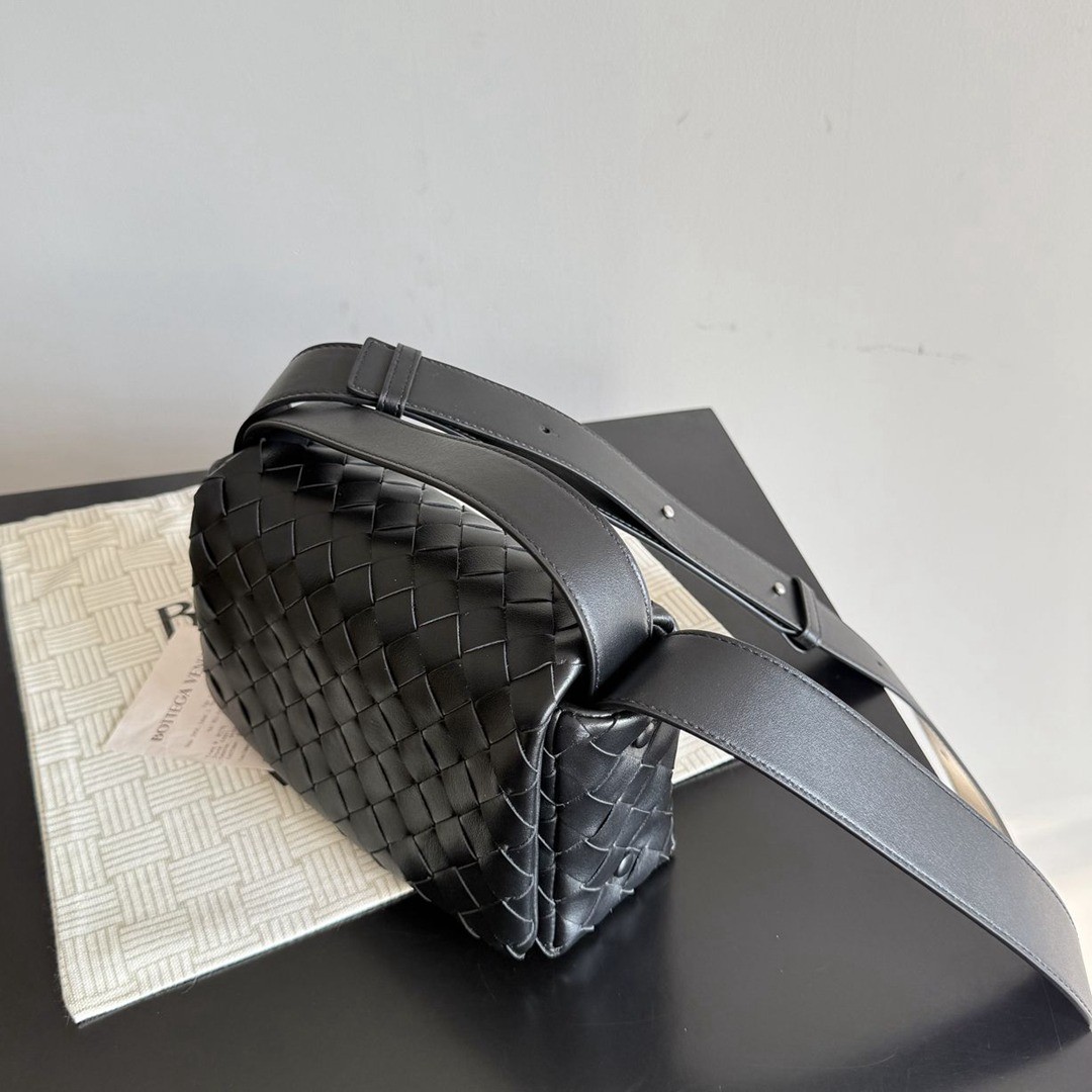 26早春新款857931 Intrecciato Mini Bag黑色_8