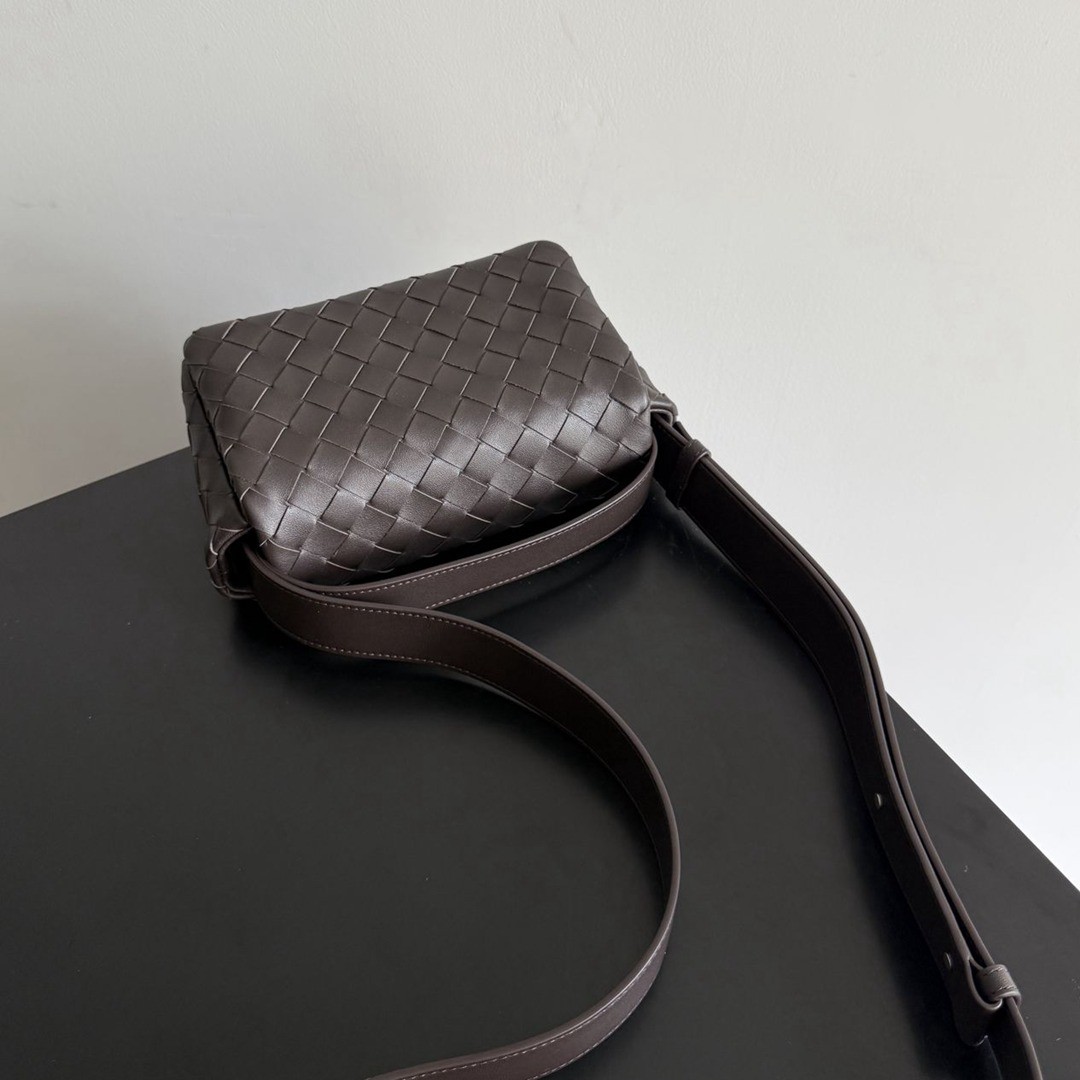 26早春新款857931 Intrecciato Mini Bag黑棕色_5