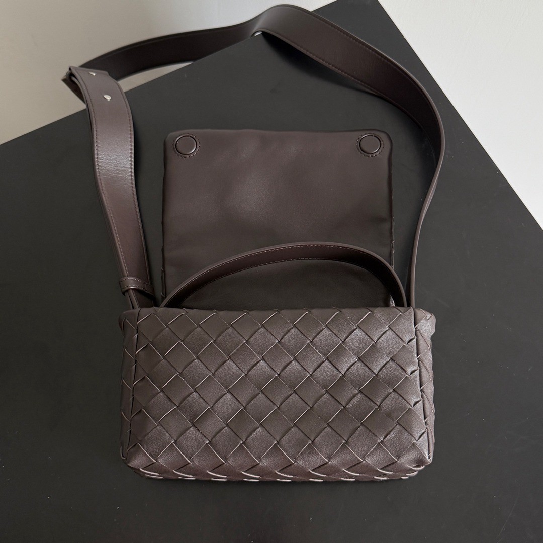 26早春新款857931 Intrecciato Mini Bag黑棕色_7
