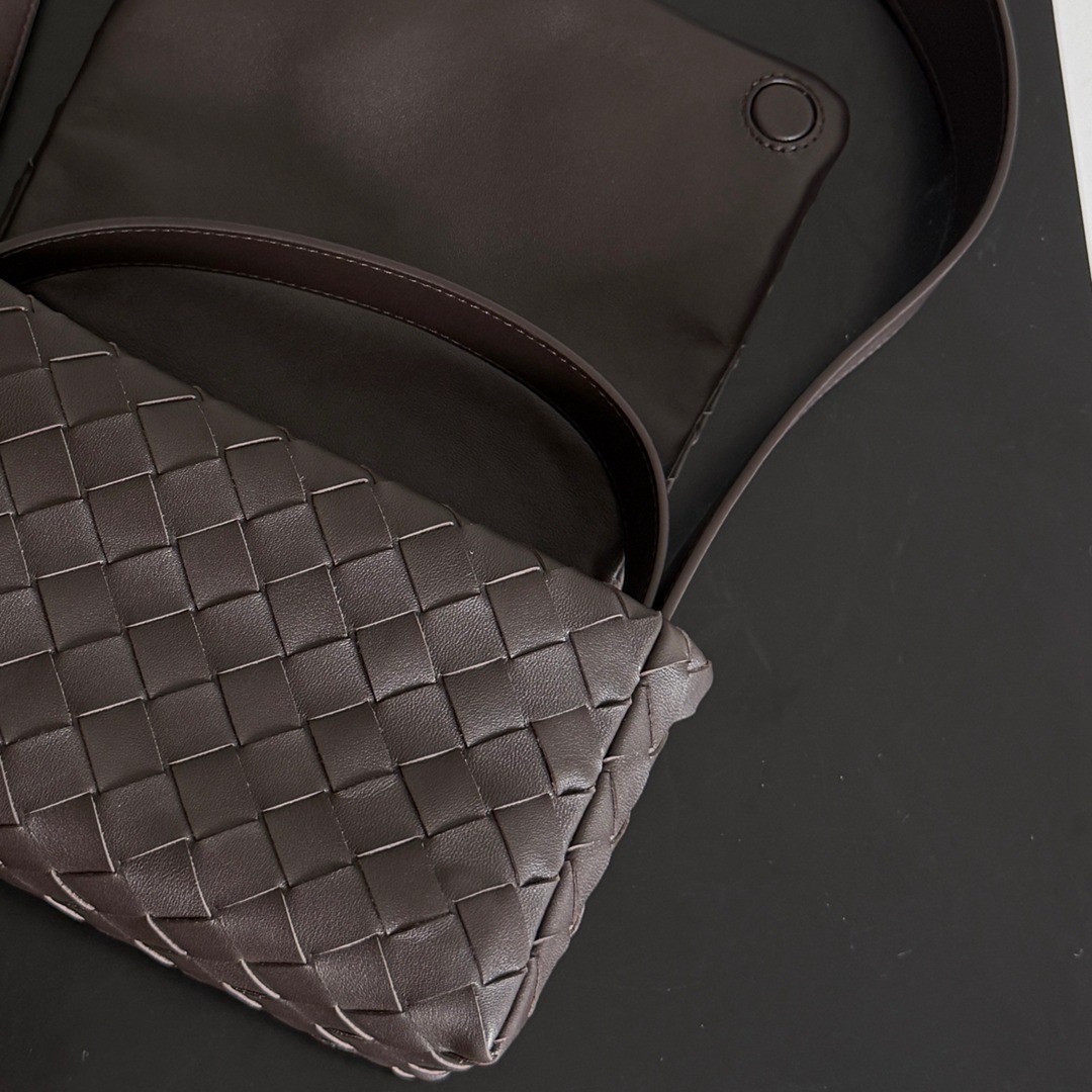 26早春新款857931 Intrecciato Mini Bag黑棕色_10