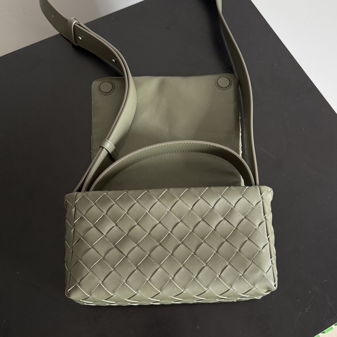 26早春新款857931 Intrecciato Mini Bag鱷魚色_10
